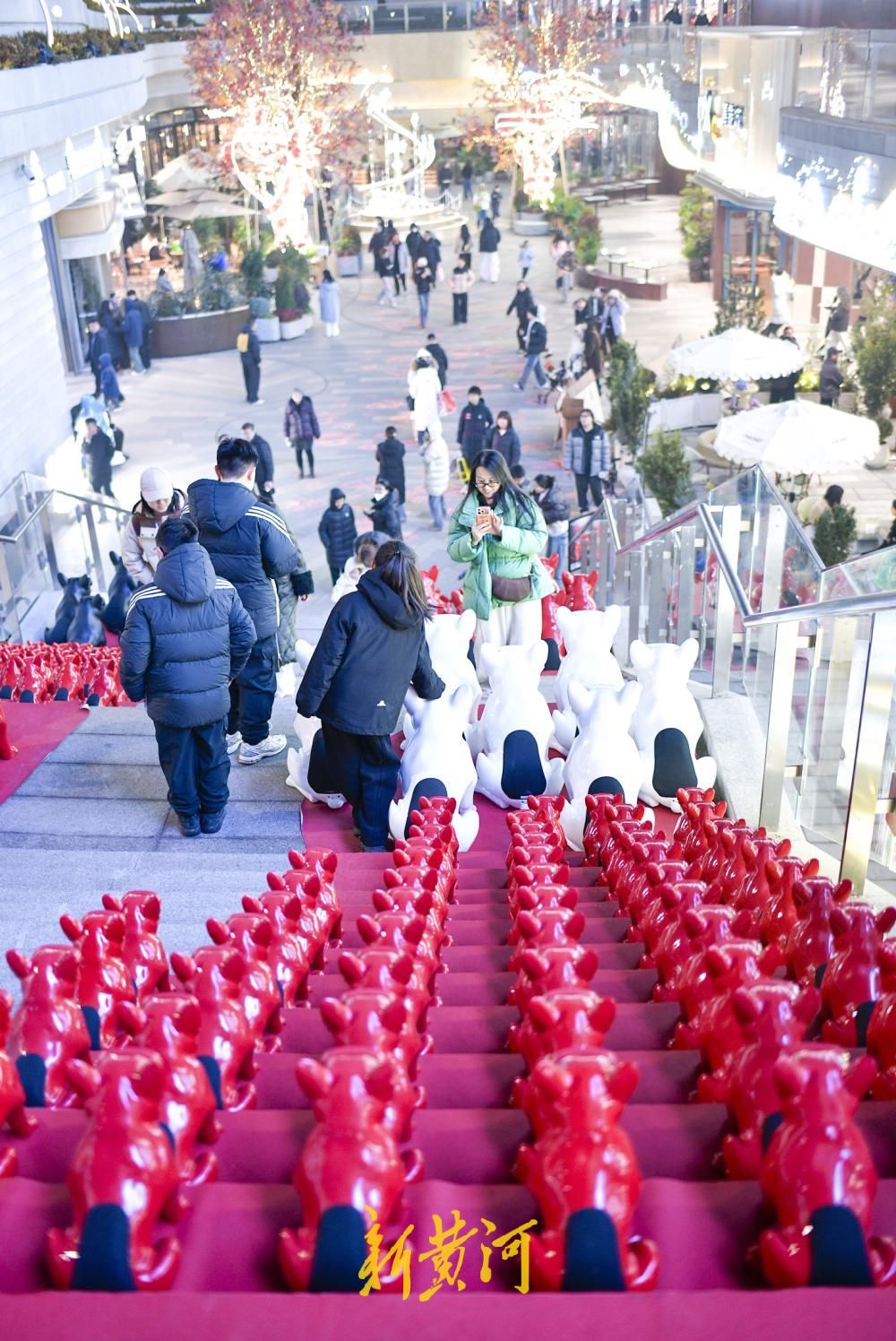 泉城商圈“新年红”点亮新春氛围