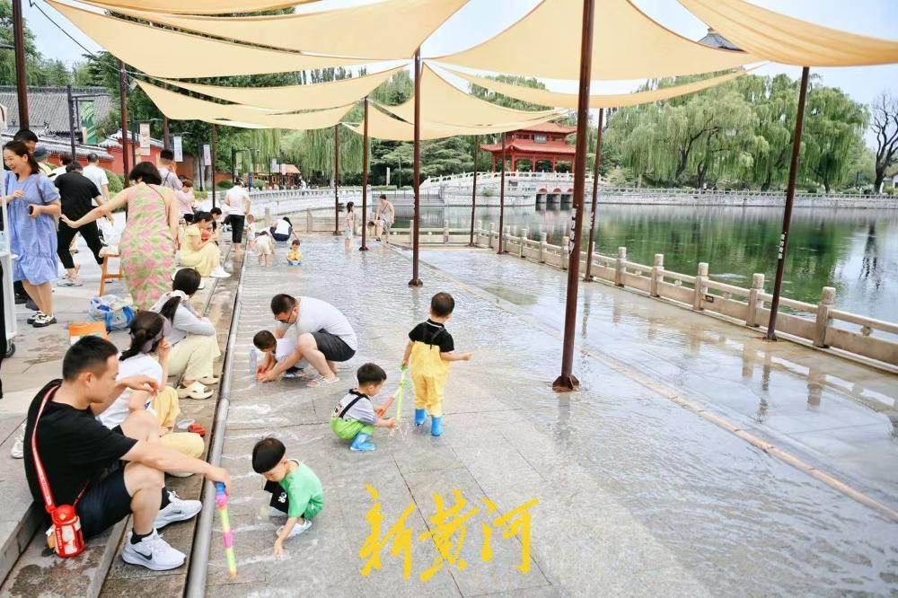 济南百脉泉戏水处清凉上线 亲子踏泉乐享童趣