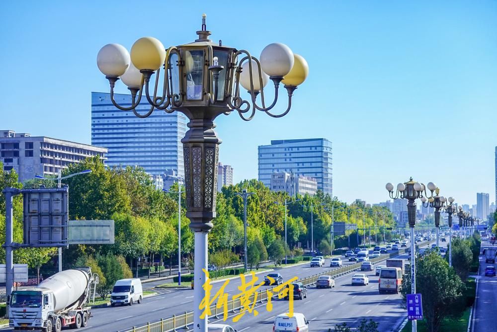 济南经十路西段路灯换新 风帆样式LED灯点亮出行路