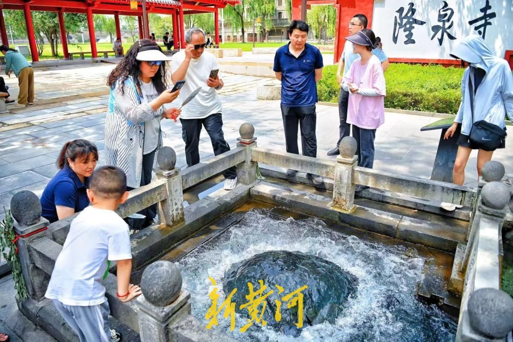 济南：观泉消暑正当时 墨泉喷涌盛景尽显泉城气韵