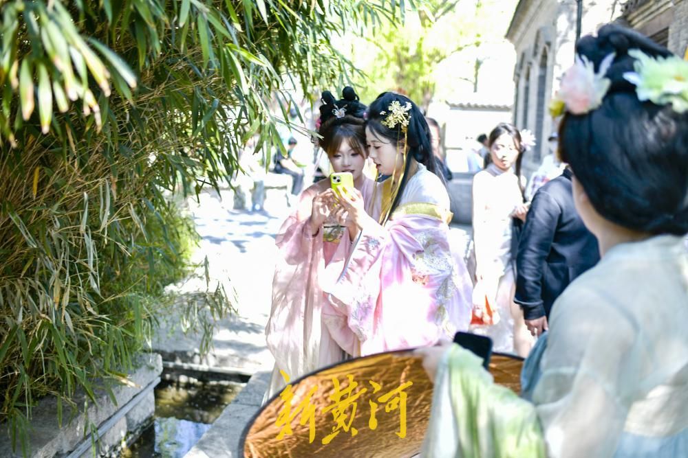 换季上新，明府城汉服游迎来清新国风