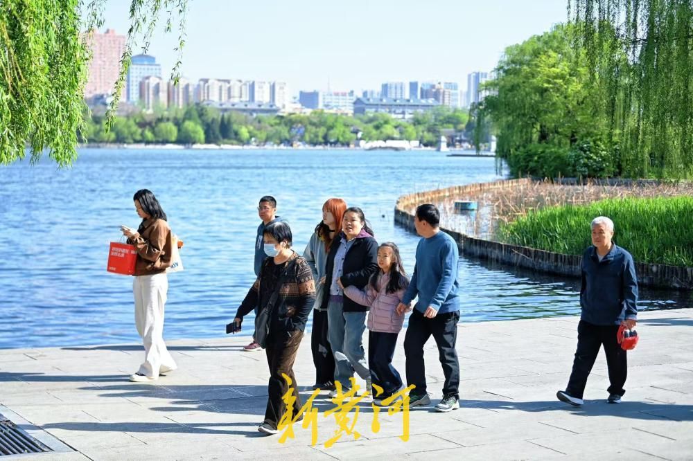 大明湖迎客流高峰 游人行走湖畔宛若画中游