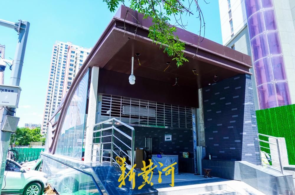 济南纬六路多个地铁出入口初具规模，与300米高楼同框成新景