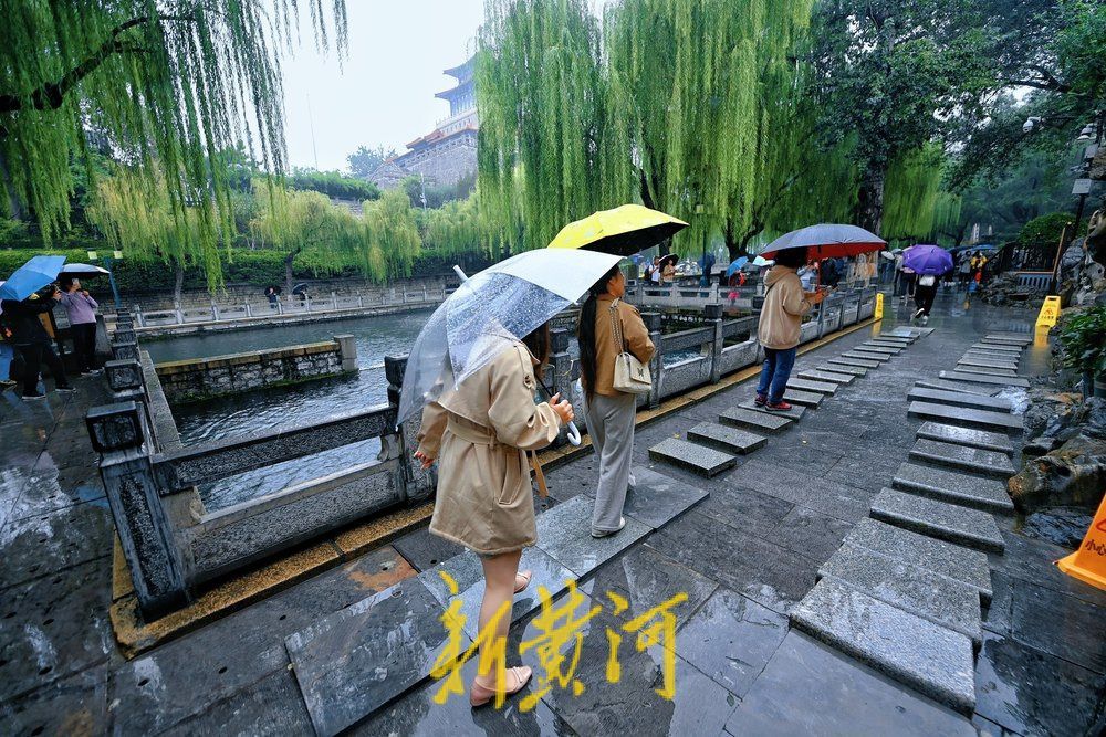 黑虎泉水位创有水文记录以来新高，泉水溢出洞口汇聚成溪引游人惊叹