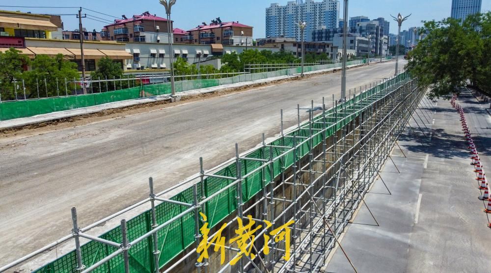 济南纬二路跨铁路天桥原路面清除 护栏分段拆除更换