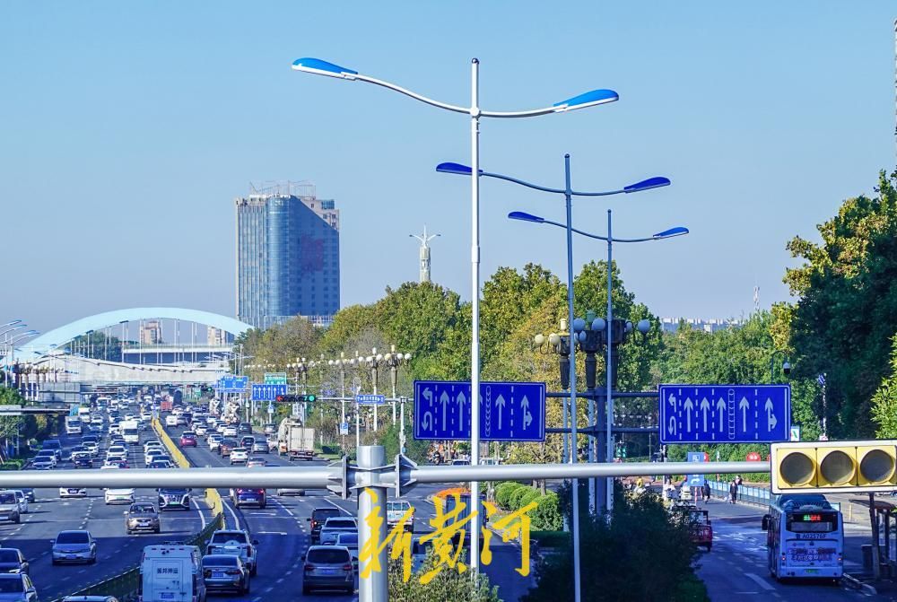 济南经十路西段路灯换新 风帆样式LED灯点亮出行路