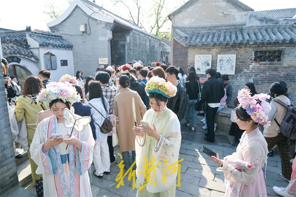 济南这座最短的桥人气持续火爆，簪花姑娘争相拍照体验穿越之美