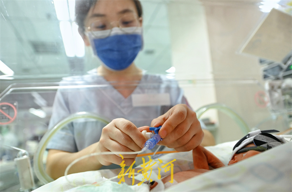 跨年夜，新生儿重症监护室护佑“新生”