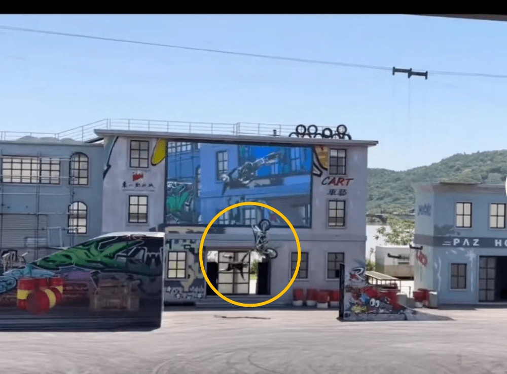 摩托车飞车演员半空摔落,不幸身亡,知名景区通报:该项目已暂停