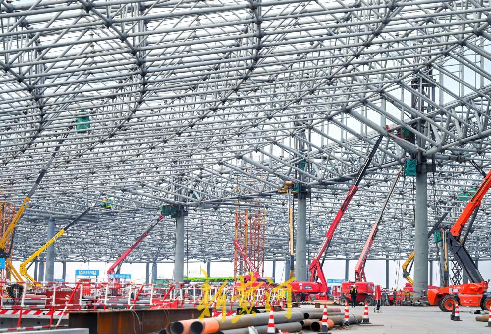 济南机场二期改扩建工程T2航站楼无缝钢屋盖整体提升全部完成