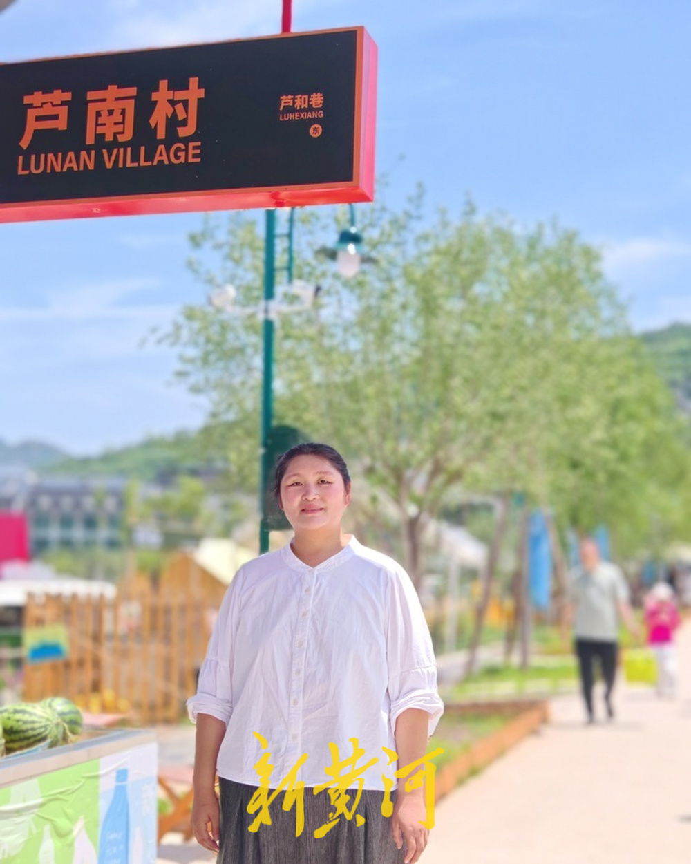村里的草地，“长”满了市区来的帐篷