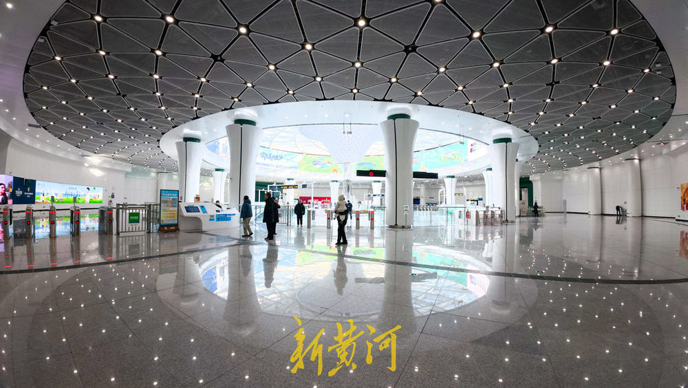 济南地铁6号线阳光大厅成网红打卡点  流线型天花板勾勒泉水流动形态