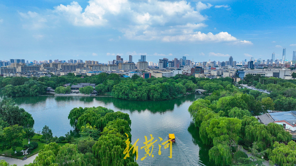 高温与蓝天白云相伴 泉城天空现“丁达尔”效应