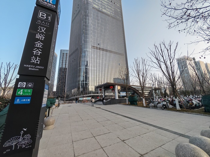 节后首个工作日，“地下经十路”迎来又一次“早高峰大考”，客流如潮秩序井然