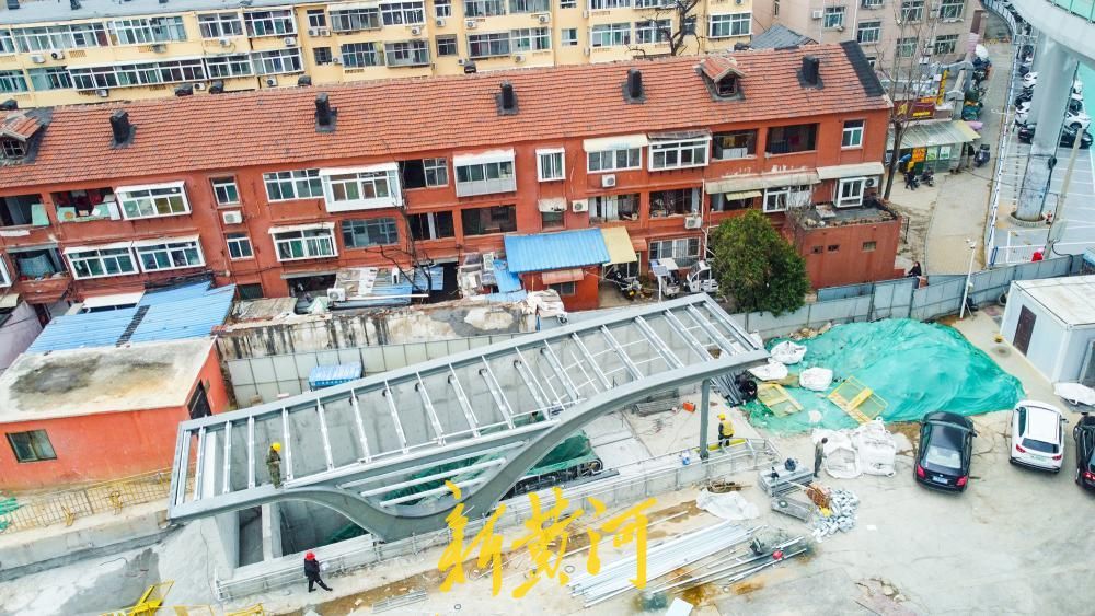 地铁4号线省体育中心站出入口初露真容，市民就医通勤更便捷