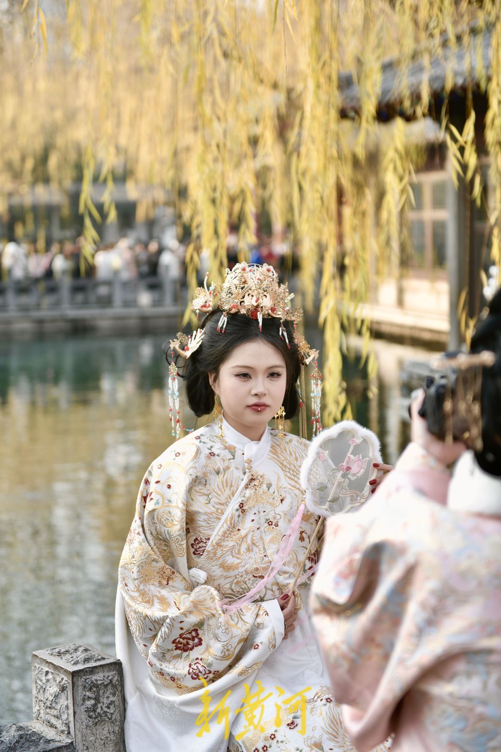 泉城冬韵邂逅华服之美 泉畔兴起明制古装打卡热