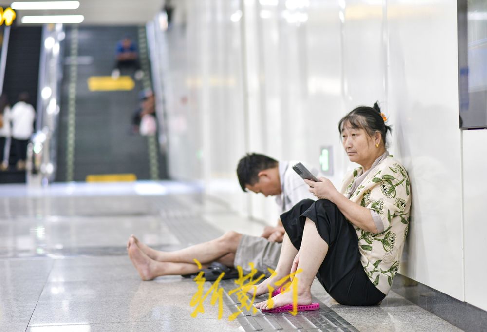 35℃+高温持续，济南市民地铁站内避暑纳凉