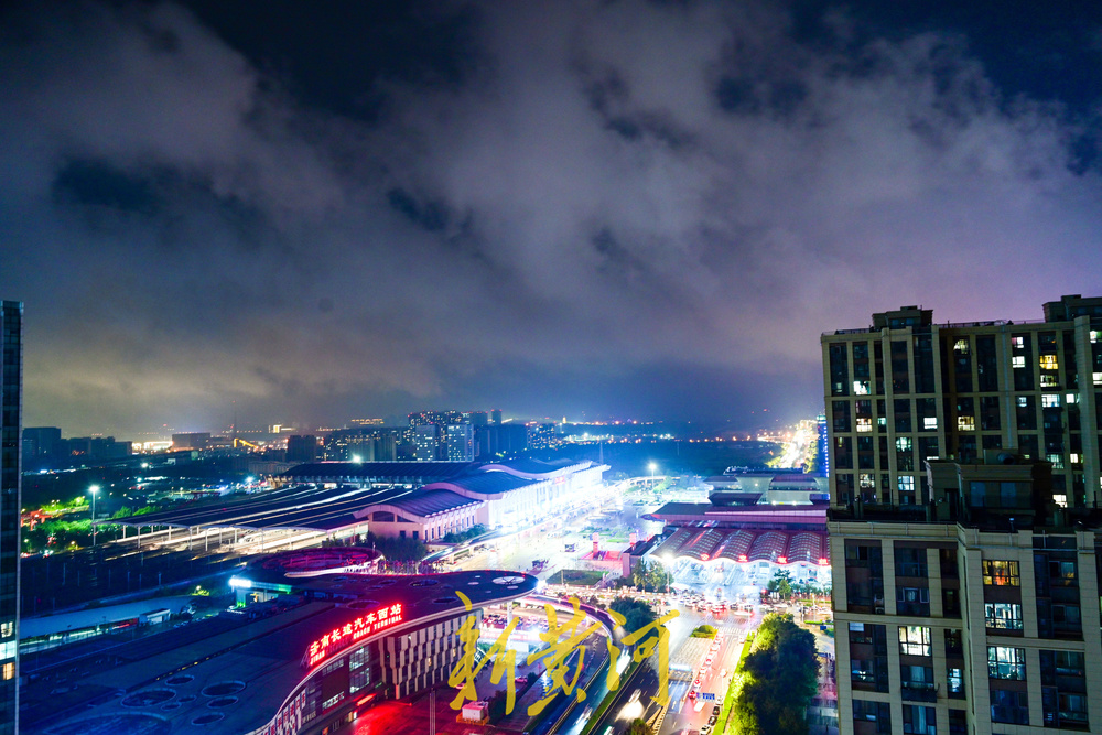 雨后夜晚乌云散白云至，延时摄影看云卷云舒