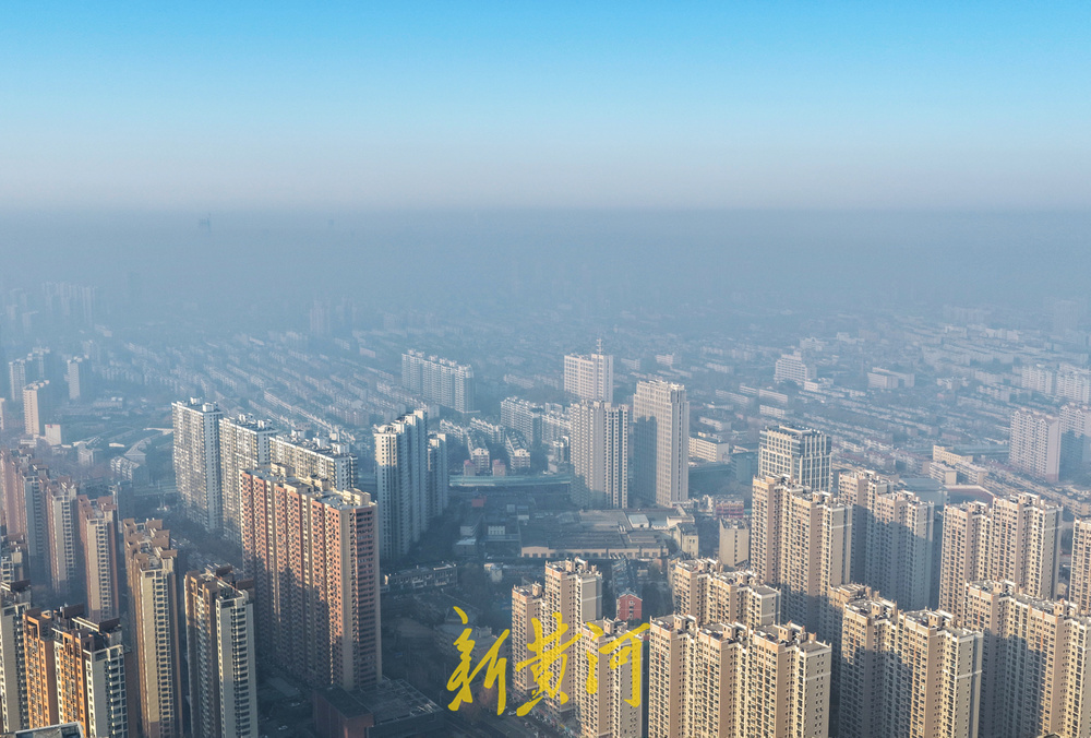 济南今晨大雾锁城 半晌浓雾渐散城市重现真容