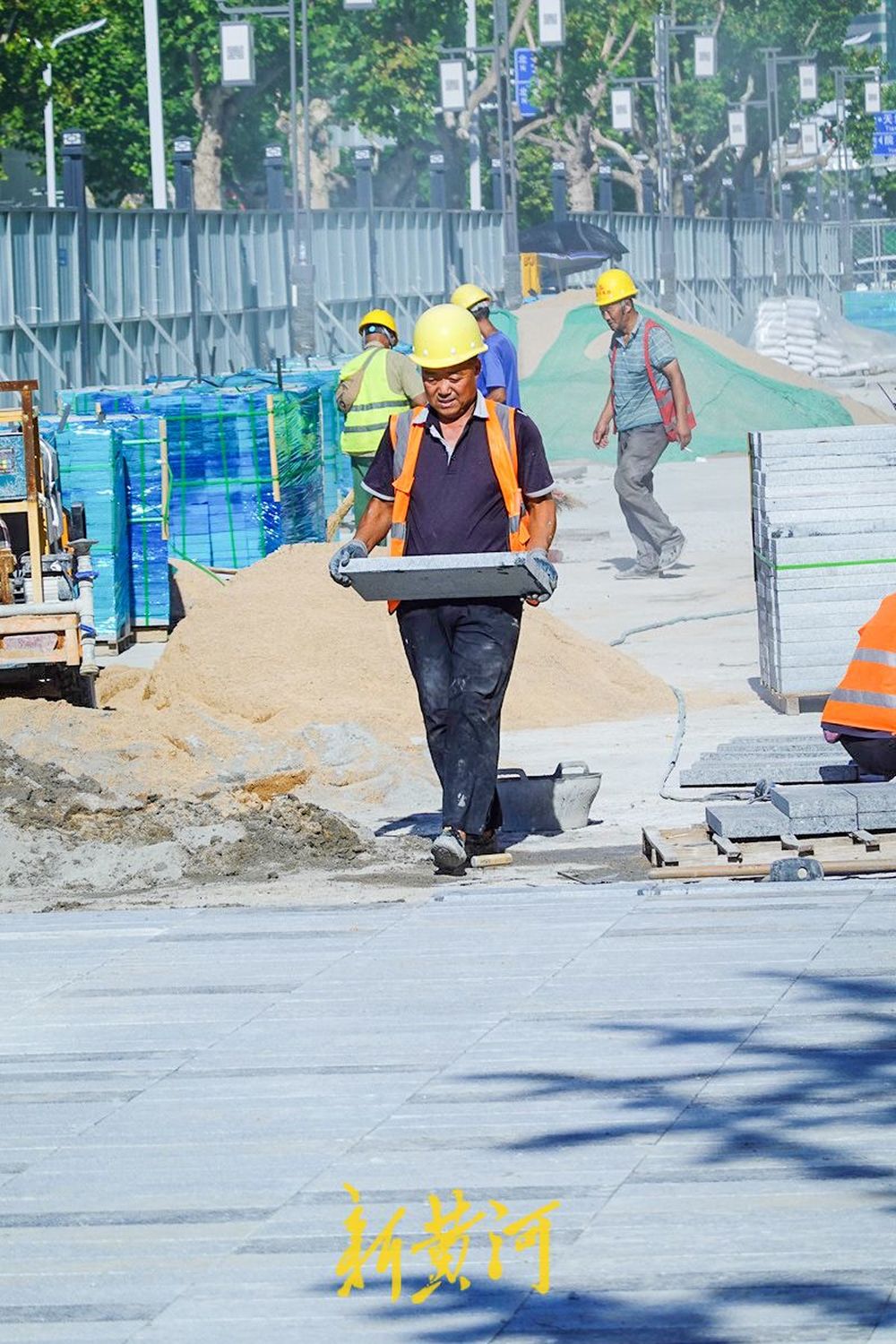 济南泉城路人行道分段改造，新石板路开始铺设