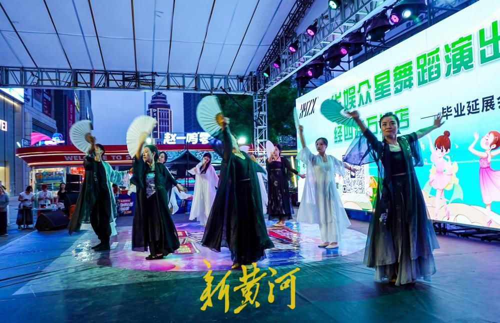 青春不止步，济南商圈上演毕业舞会燃动仲夏之夜