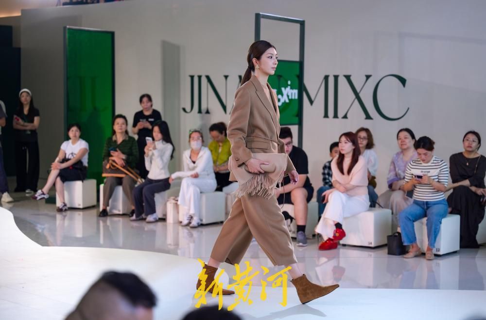 中秋假期上演“织秀”时装周  济南万象城三天11场大秀演绎秋冬时尚