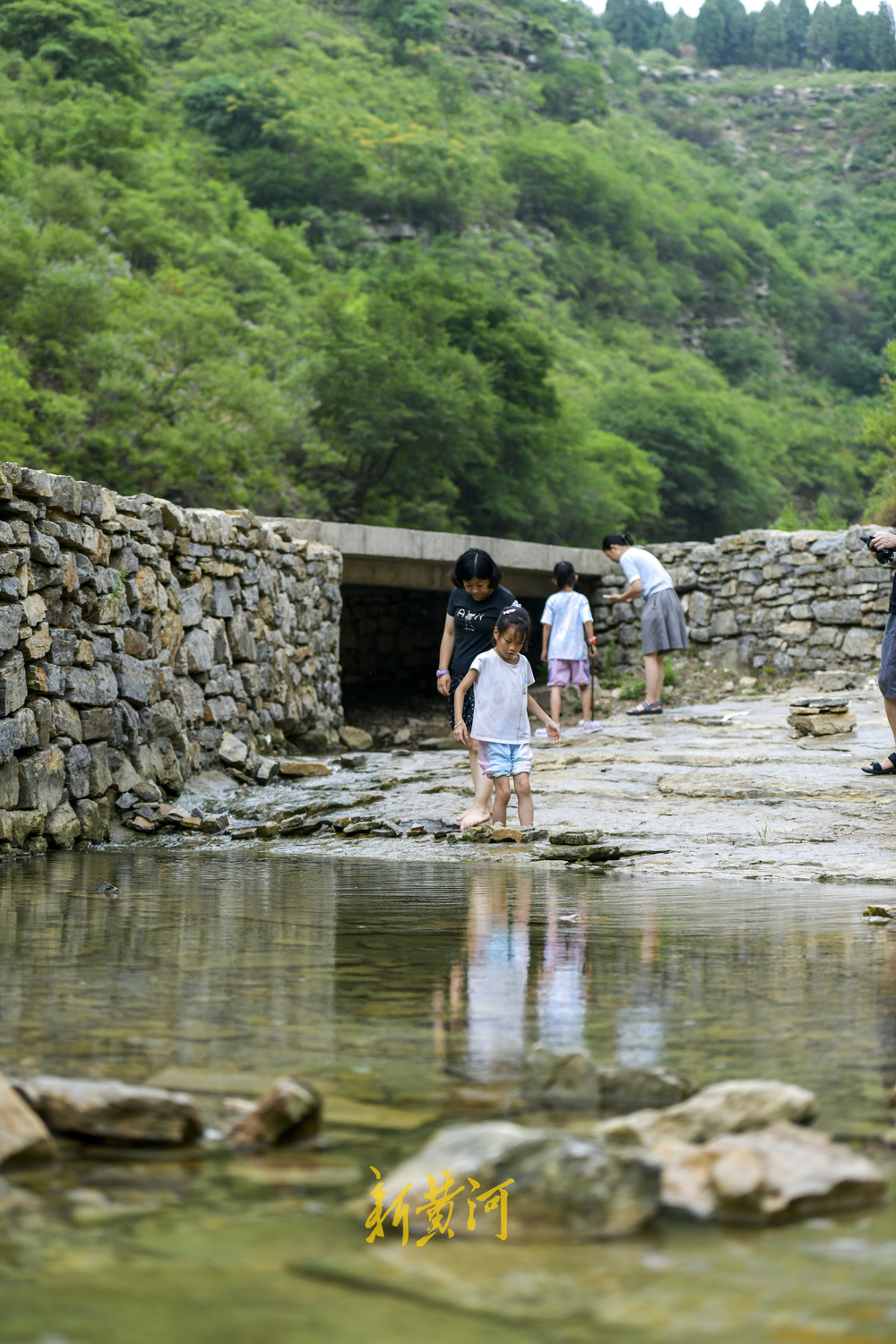 清泉石上流！雨后佛峪沟成戏水觅清凉的好去处