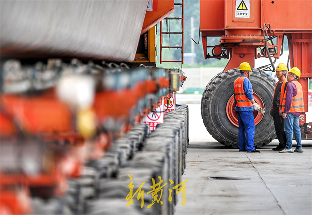 潍宿高铁临沂段首榀箱梁成功架设