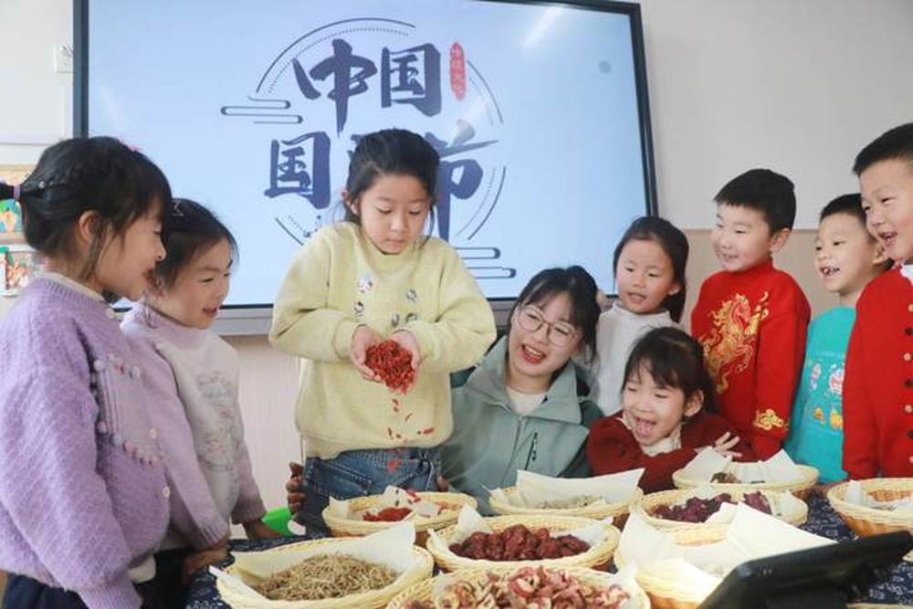 4-2026年3月17日，在山东省高密市机关幼儿园，小朋友在学习识别中草药。（李海涛摄）