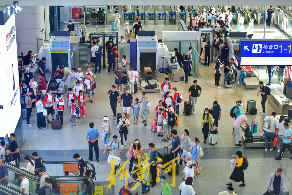 济南西站客流涌动，铁路运输高位运行