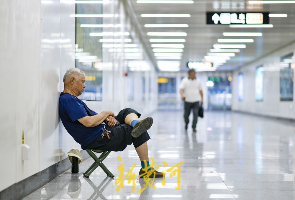 35℃+高温持续，济南市民地铁站内避暑纳凉