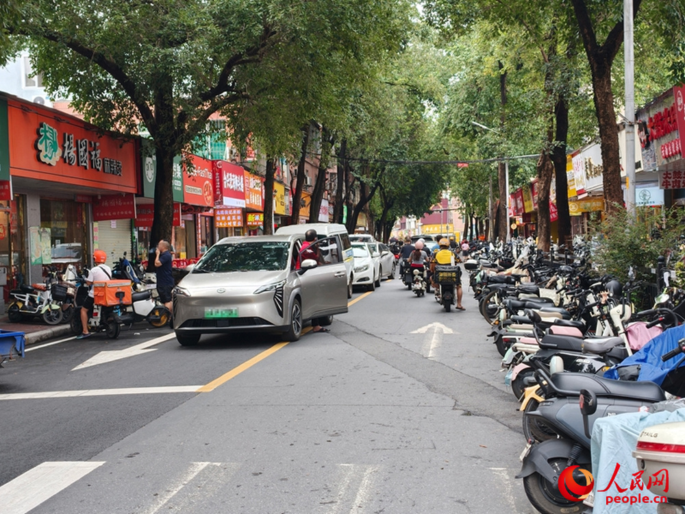 广州天河区东圃二马路，车辆违停现象突出。人民网记者 王雅蝶摄