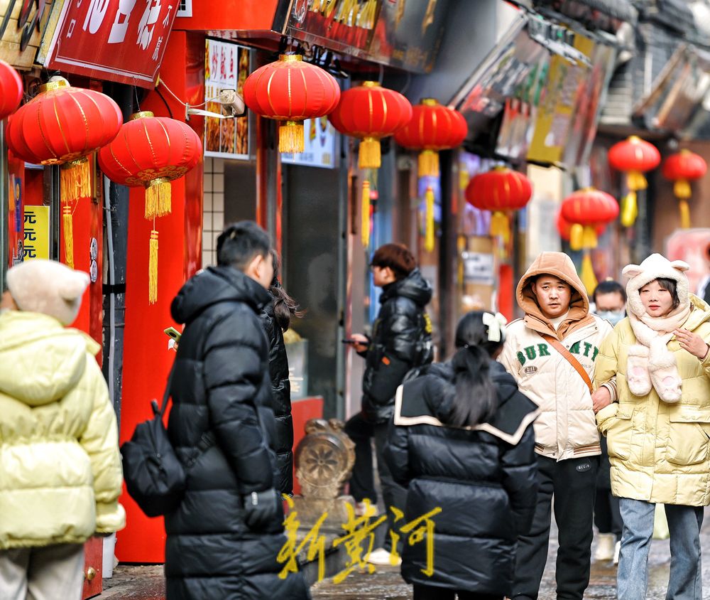 芙蓉街迎春节大红灯笼高高挂