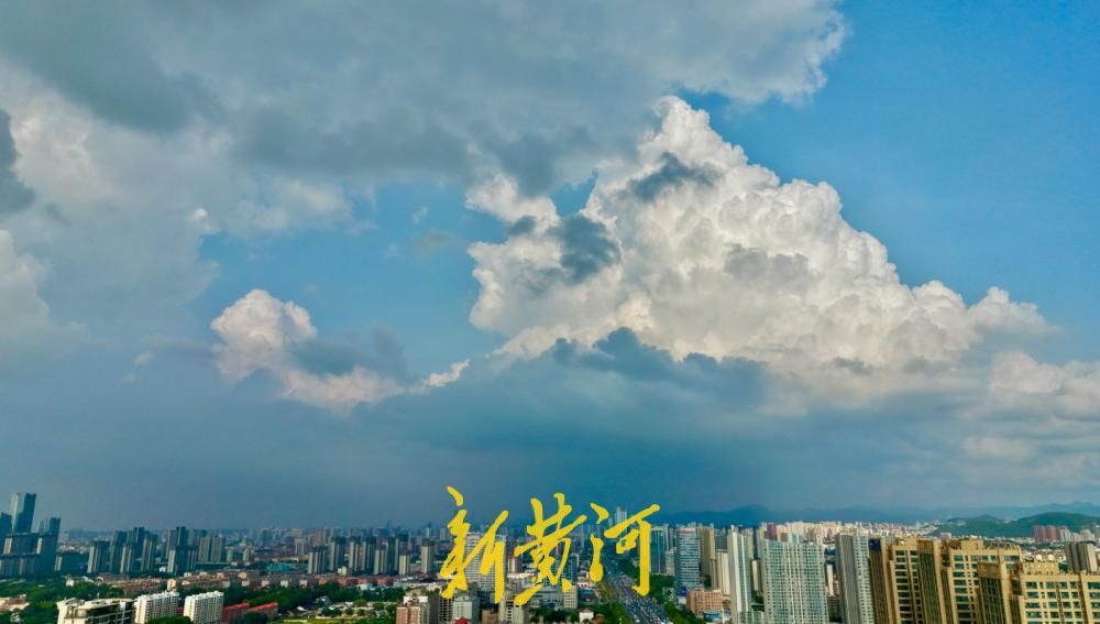 大自然挥毫作画，泉城上空浮现连绵云岭
