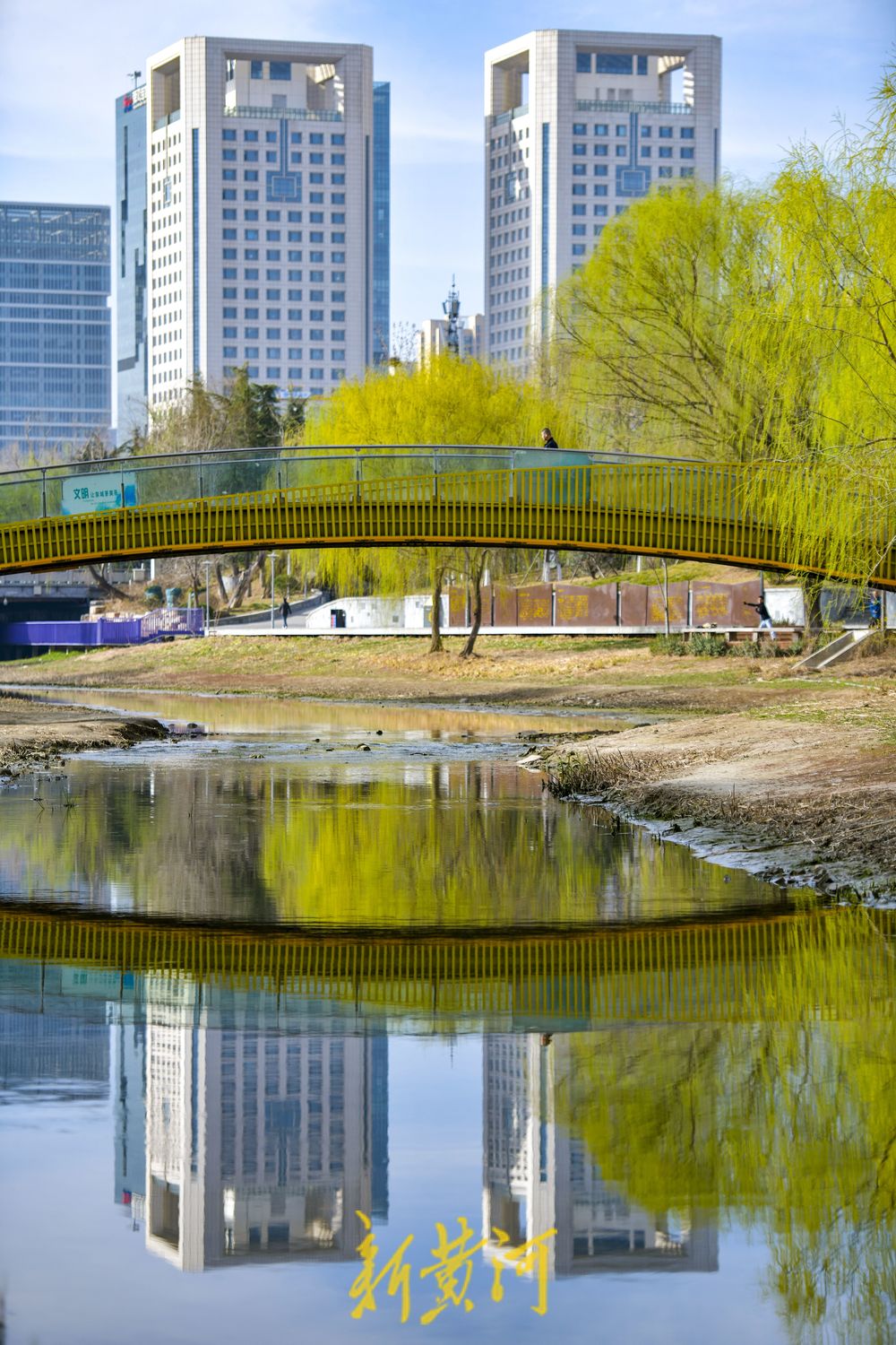 腊山河全线披绿，呈现亲水生态景观带