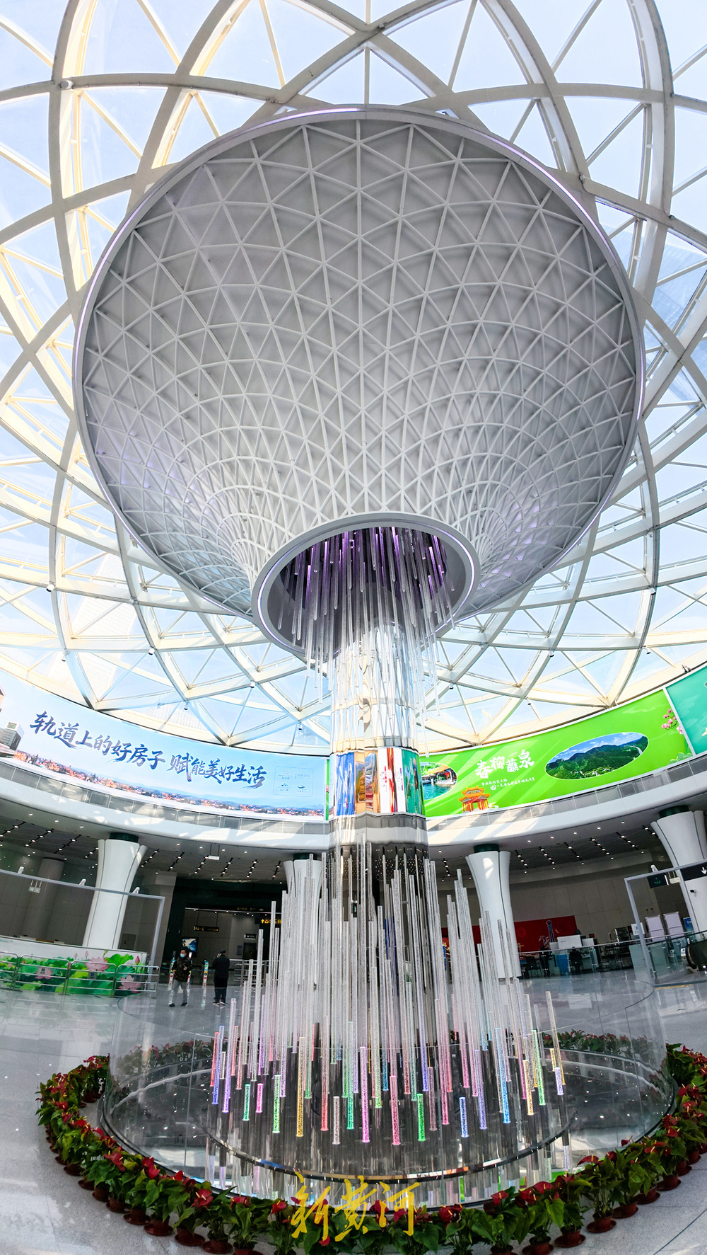 济南地铁6号线阳光大厅成网红打卡点  流线型天花板勾勒泉水流动形态