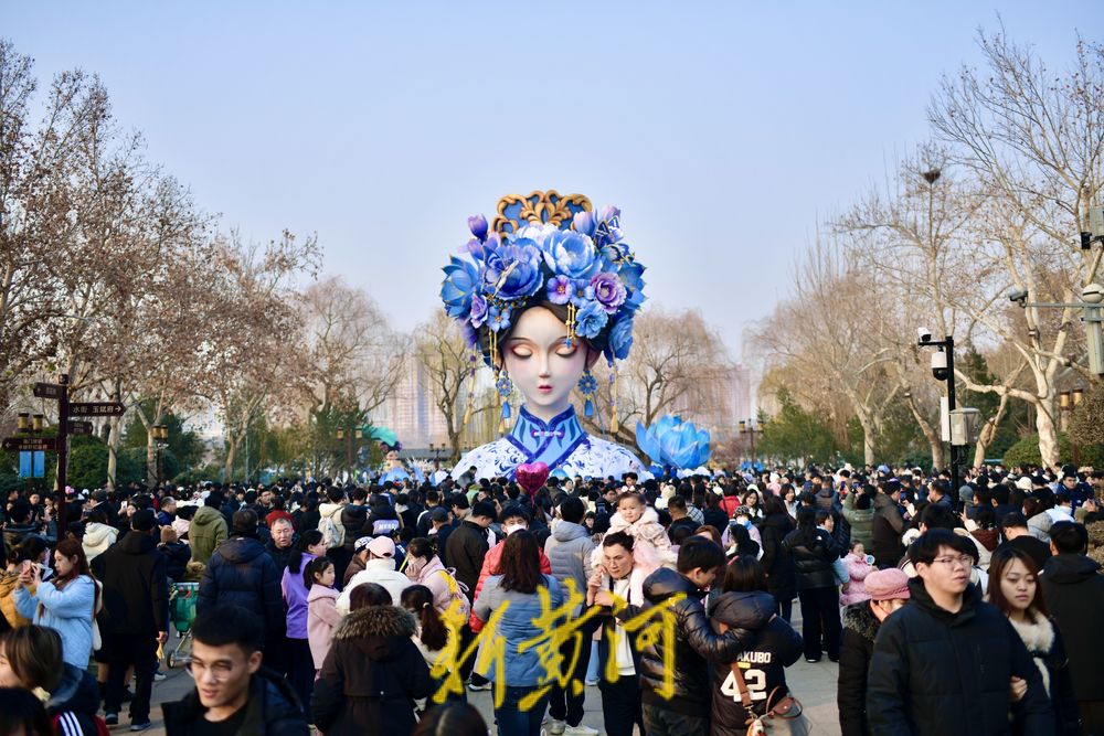 “泉”在济南冬游记｜明湖花灯持续升温，上演“真人秀”打卡热