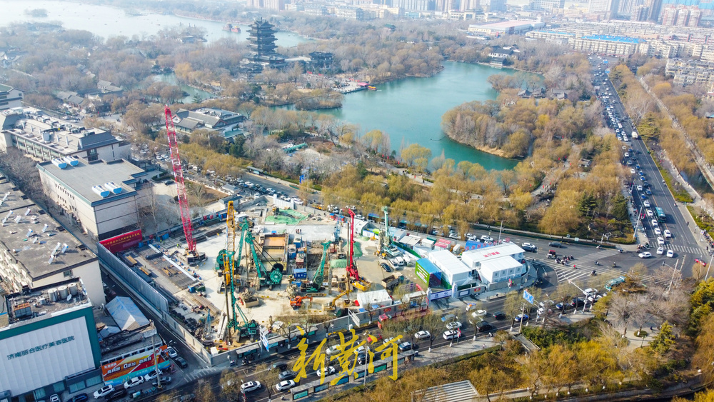 大明湖南岸建设地铁站点，首幅地连墙钢筋笼吊装入槽