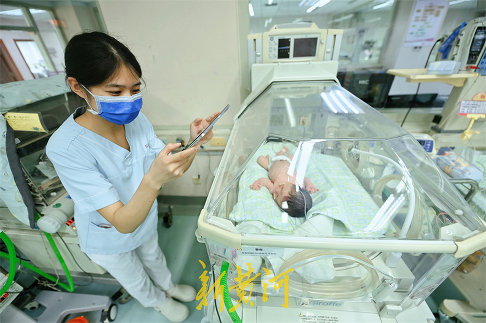 跨年夜，新生儿重症监护室护佑“新生”