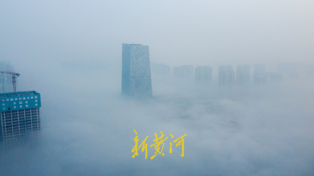 清晨城市出现“云海” 超强浓雾贴地飘