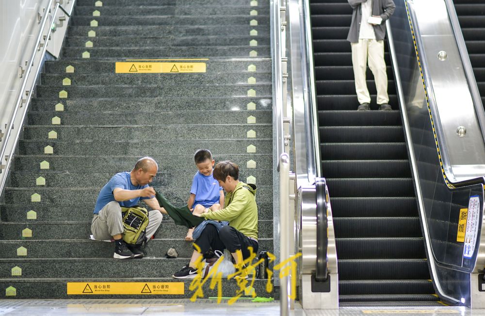 35℃+高温持续，济南市民地铁站内避暑纳凉