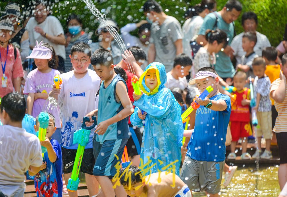 亲泉避暑济南市区这里最火！大人小孩穿着雨衣戏水纳凉