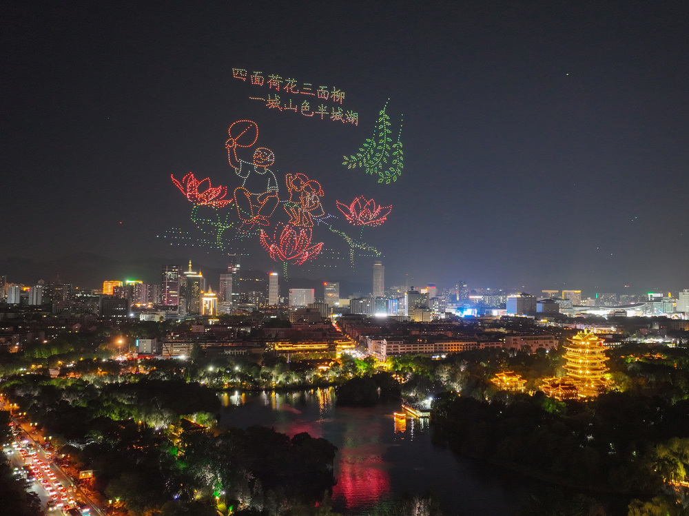 璀璨光影与湖景交融！3000架无人机绘就泉城新画卷