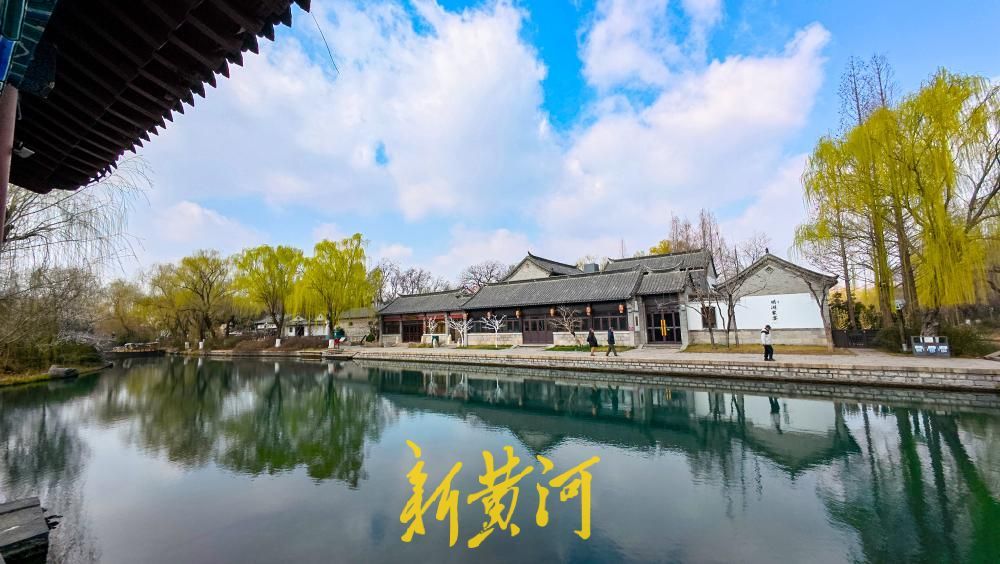 蓝天白云“回归”春意浓，大明湖“碧水翠柳”宛若江南