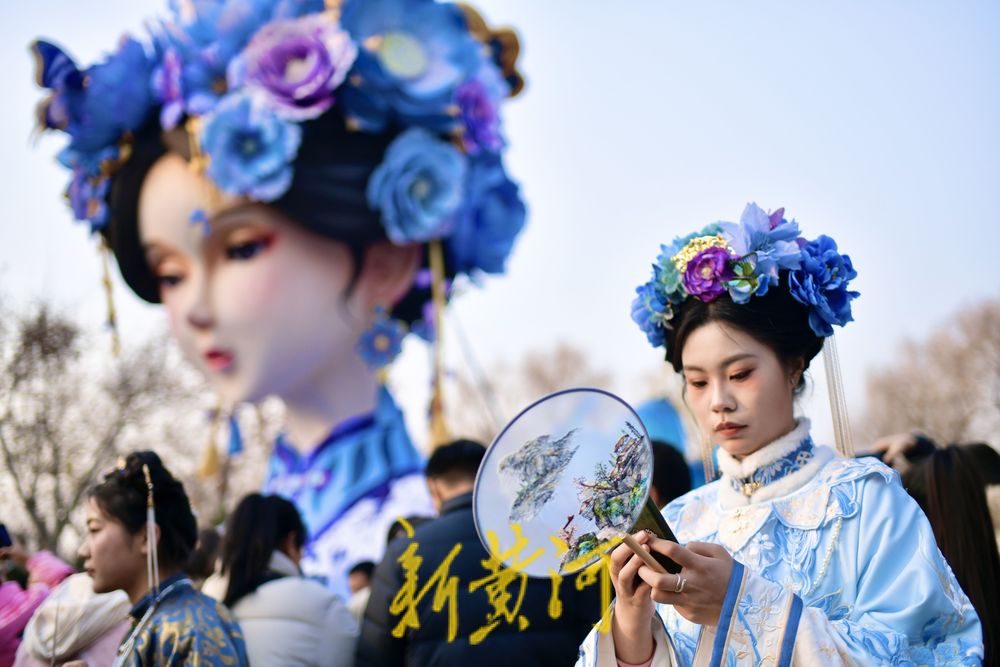 “泉”在济南冬游记｜明湖花灯持续升温，上演“真人秀”打卡热