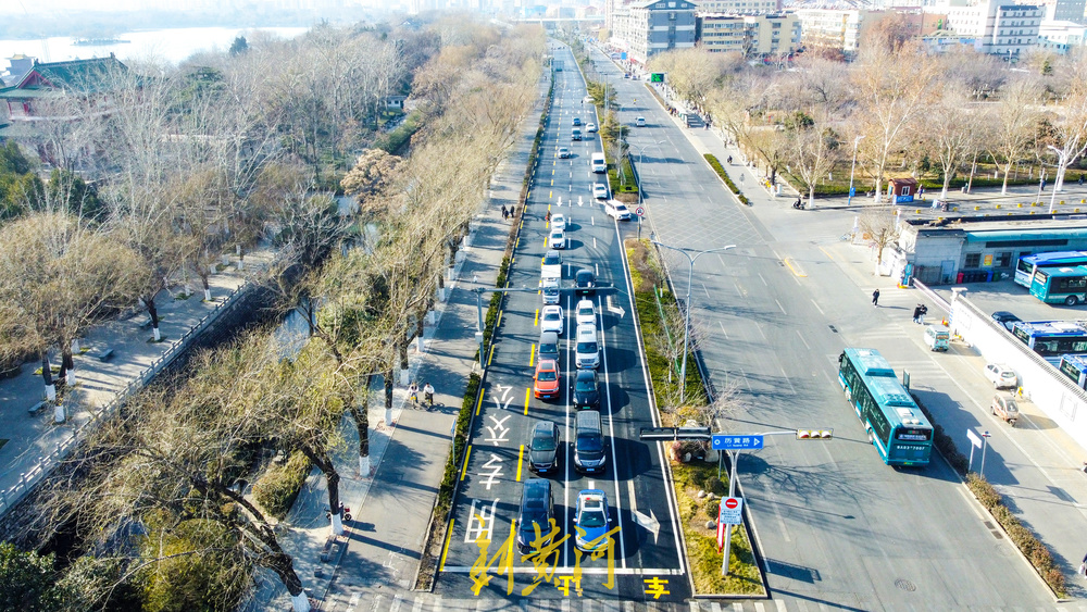 济南大明湖北大门快车道改造 新增待转调头车道缓拥堵