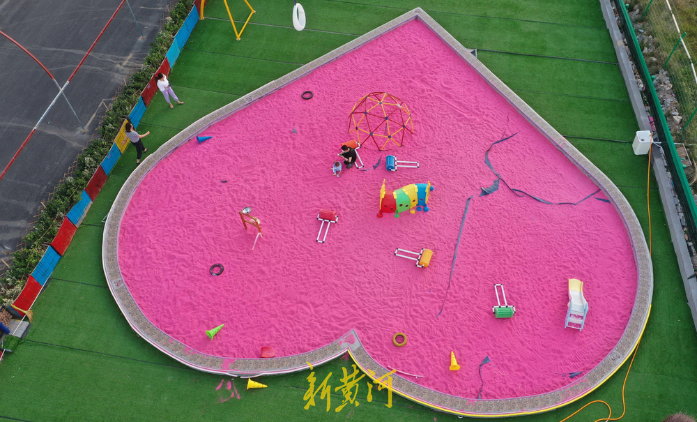 彩虹滑道粉红心形沙滩玻璃栈道济南市区新增一处开放式游乐园