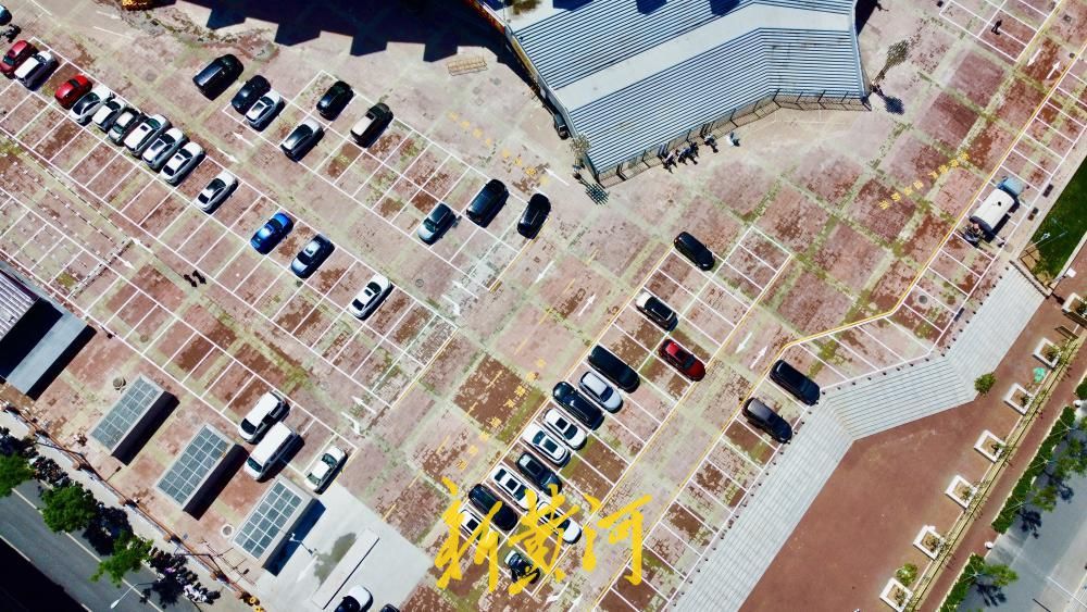 围挡拆除、路面重新铺装，山东省体育中心北侧地铁施工区域已恢复通行状态