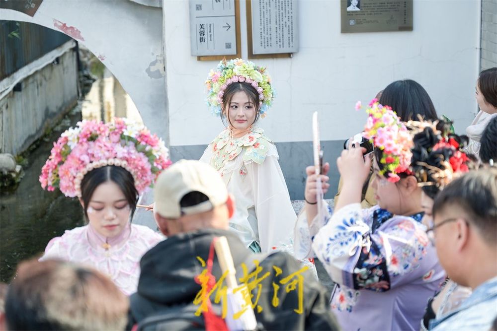 济南这座最短的桥人气持续火爆，簪花姑娘争相拍照体验穿越之美