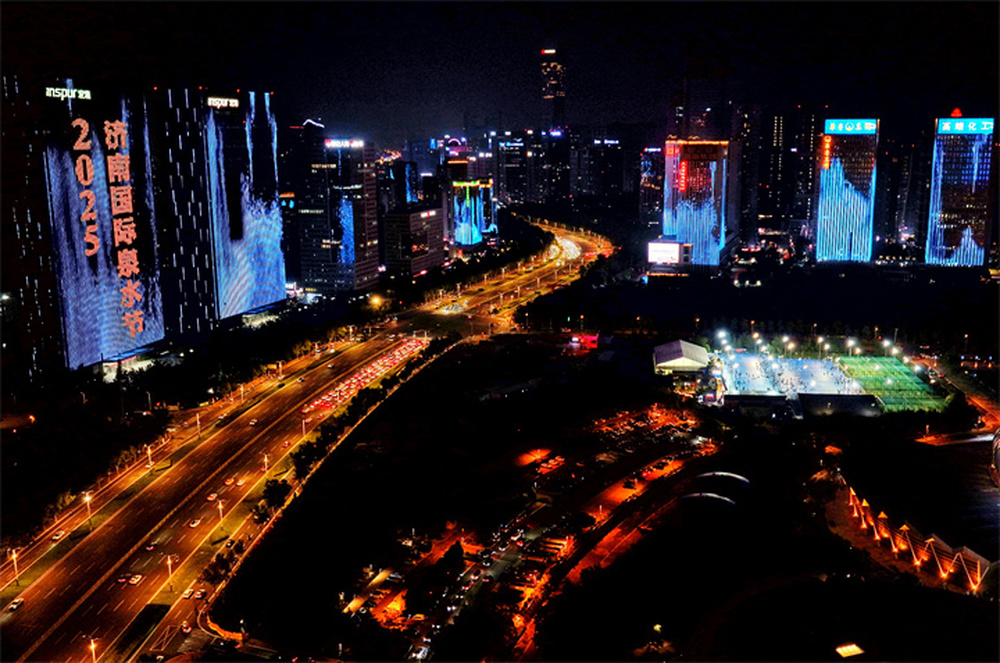 经十路两侧，灯光点亮2025济南国际泉水节